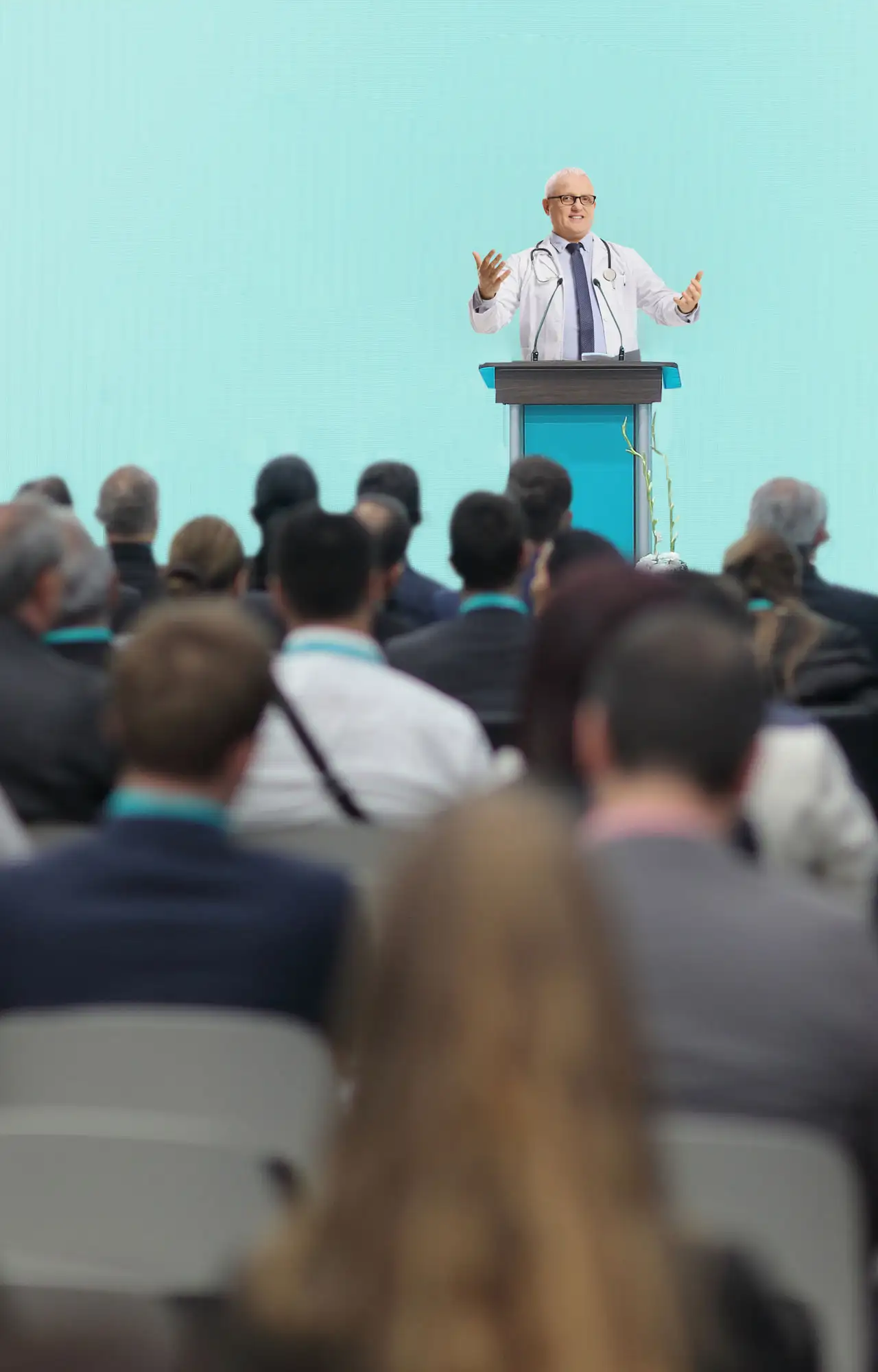 Conférencier s’adressant à un public dans une salle de conférence